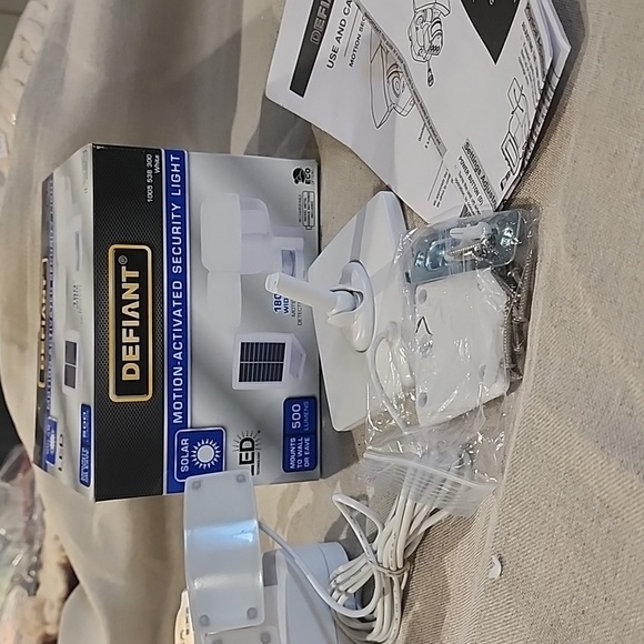 Brand New Defiant Motion Activated Security Light Solar White - Picture 2 of 5